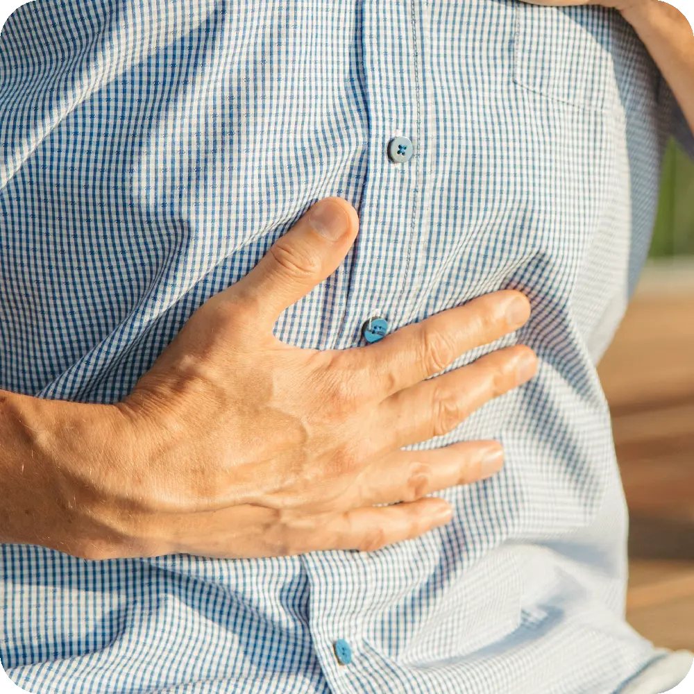 Hombre con la mano sobre el estómago