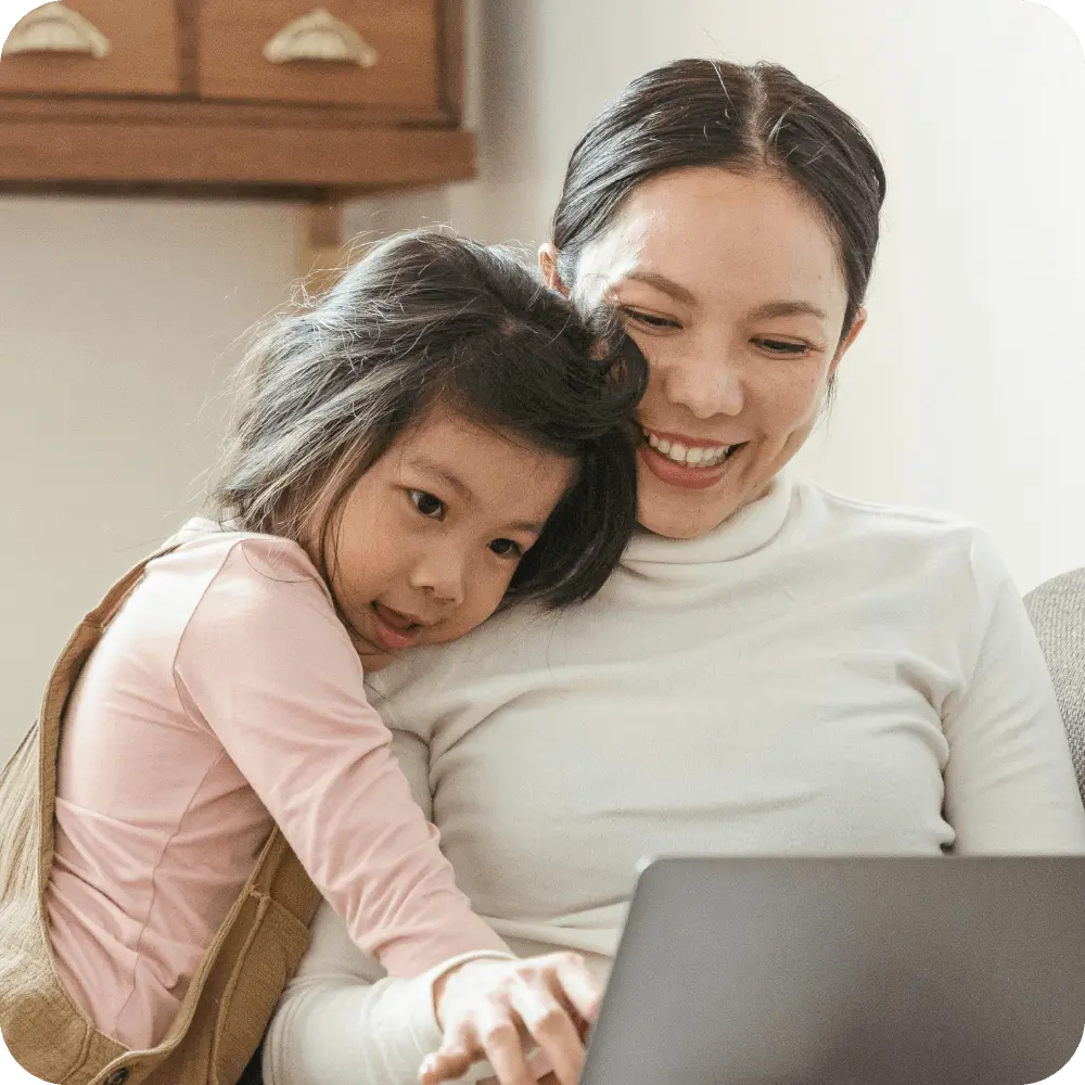 Mujer y hija en la computadora portátil