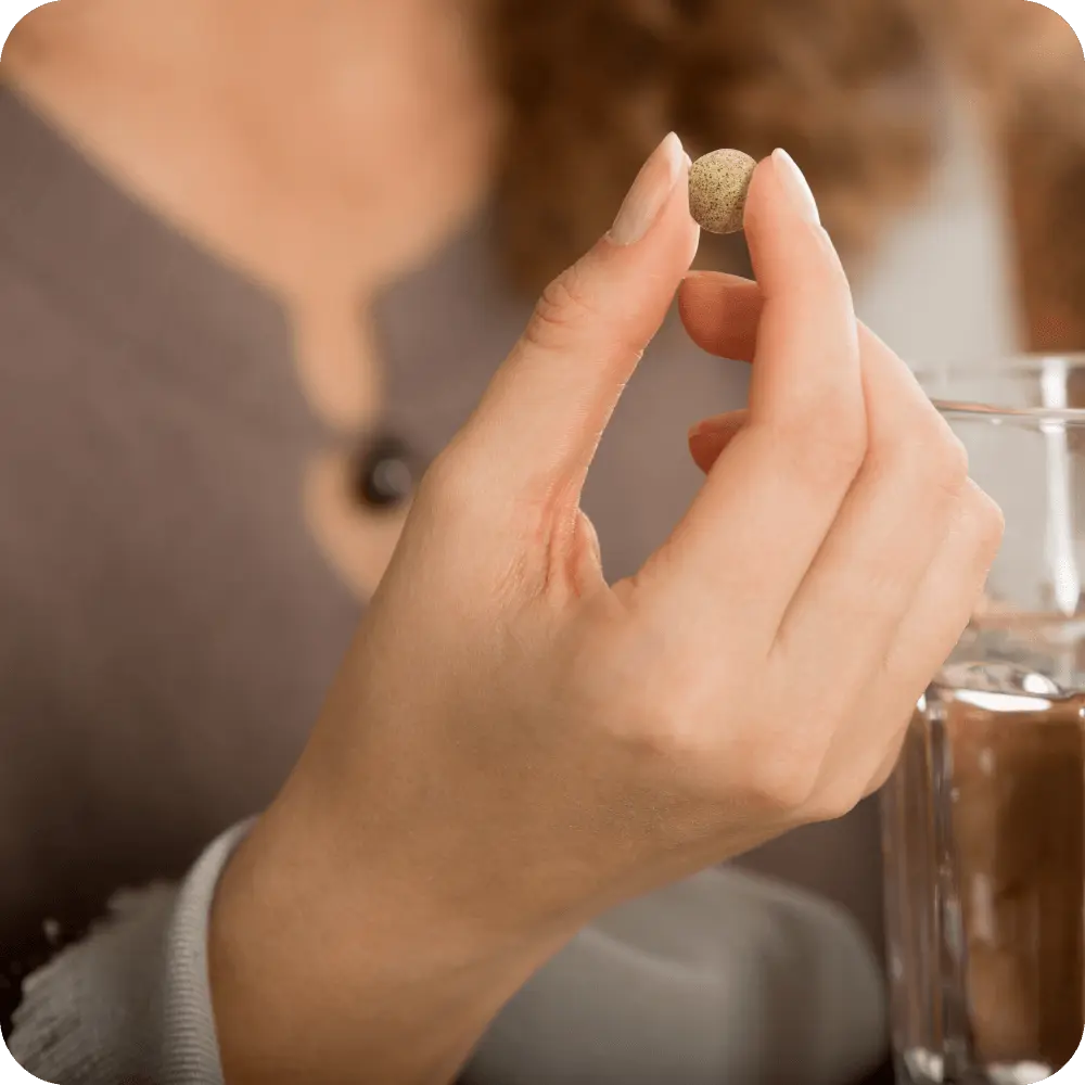 Mujer sosteniendo una pastilla de Bio-C