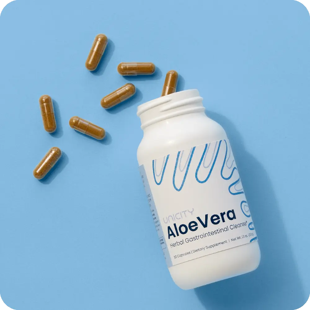 Cápsulas de aloe vera junto al recipiente