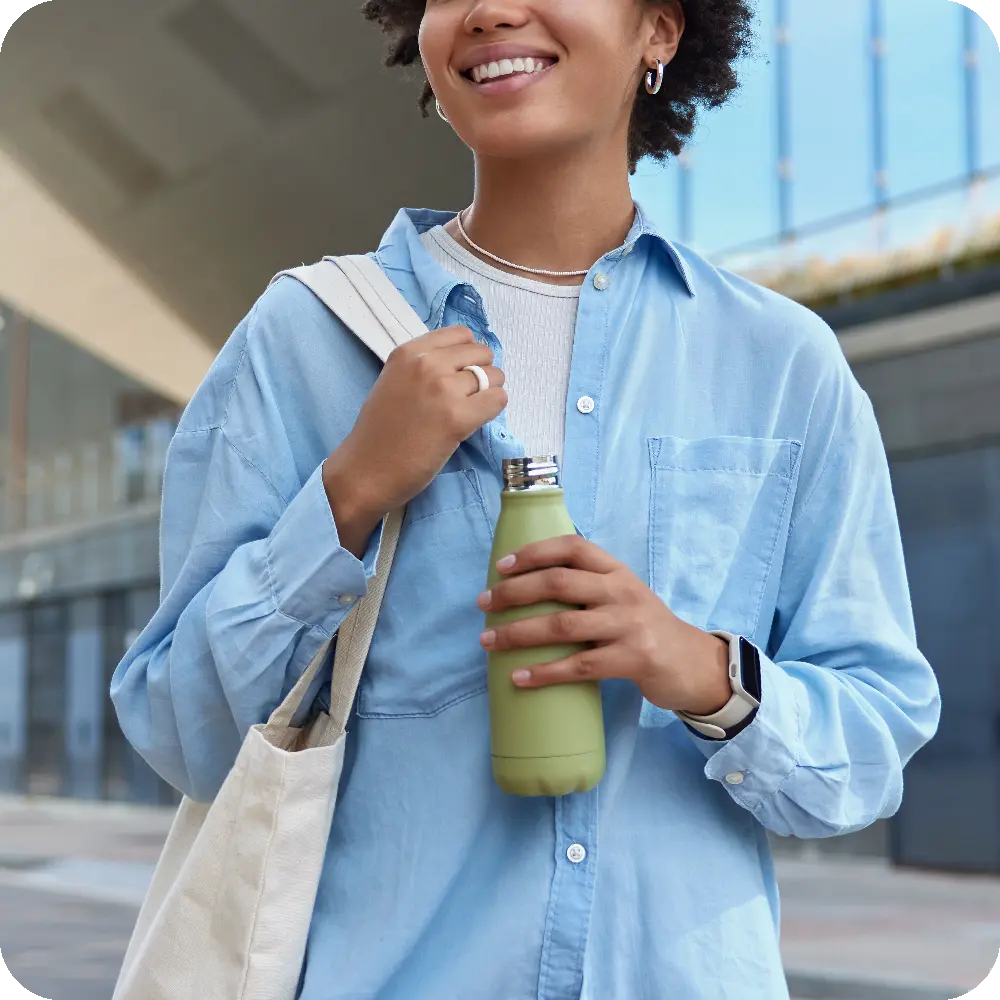 Mujer sosteniendo una botella de agua
