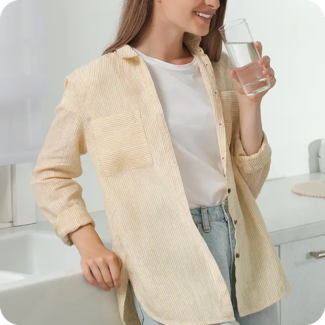 Mujer sosteniendo un vaso de agua