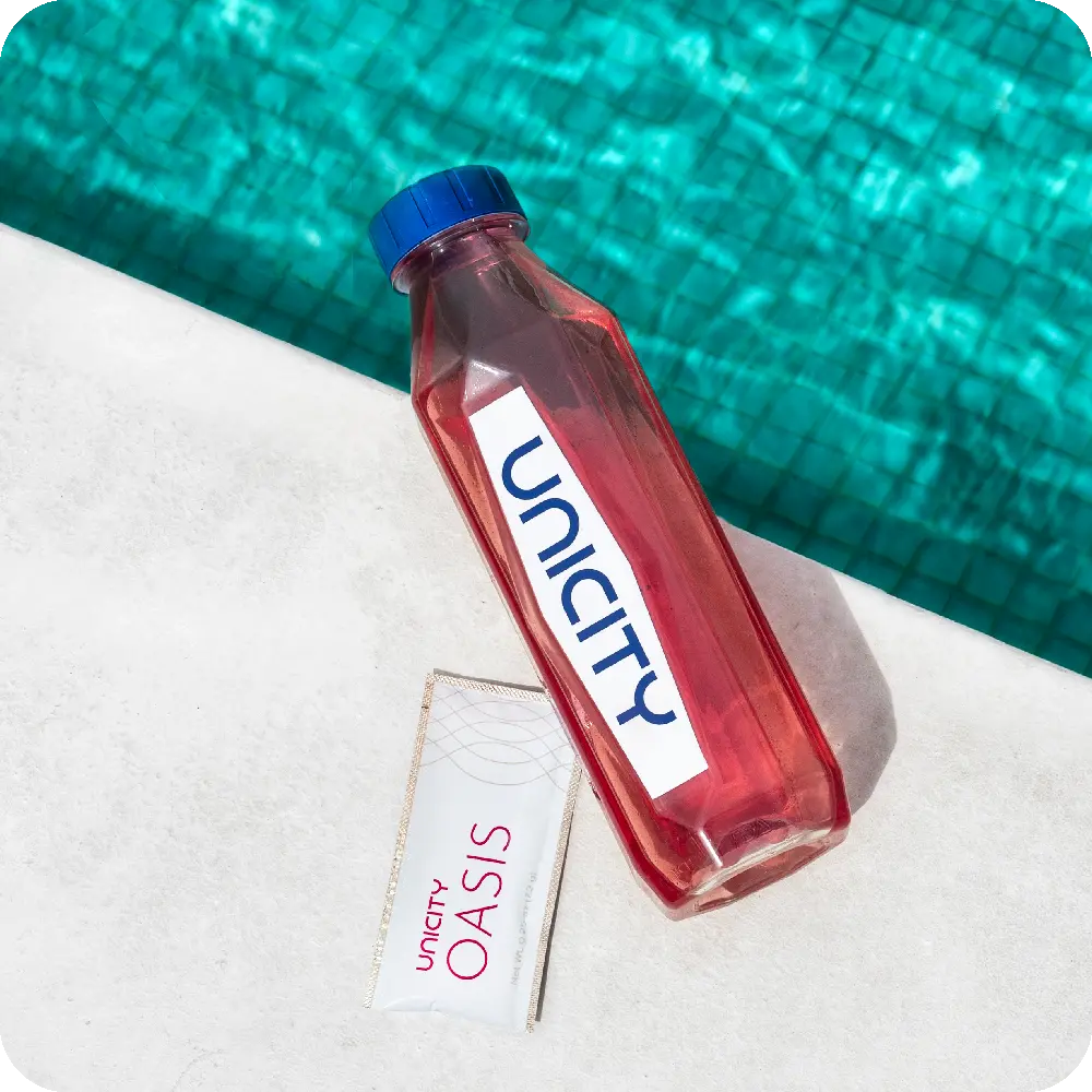 Sobre de Oasis de Unicity junto a la botella Diamond