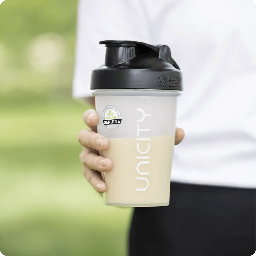 Personne tenant un Blender Bottle dans la main