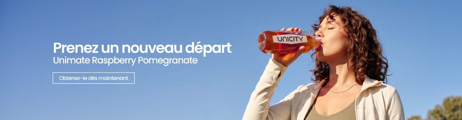 Femme buvant Unimate Framboise et grenade dans une bouteille Diamond à l'extérieur