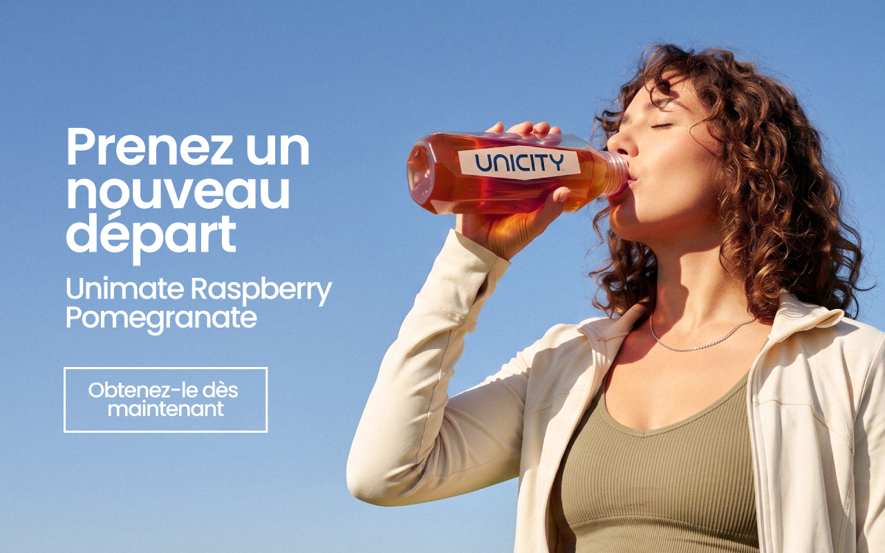 Femme buvant Unimate Framboise et grenade dans une bouteille Diamond à l'extérieur