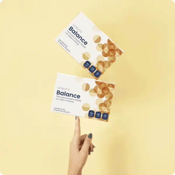 2 cajas de Unicity Balance en el dedo