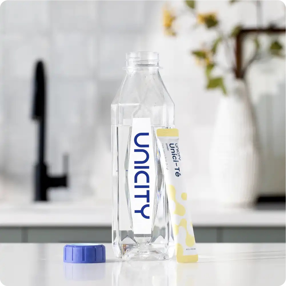 Sobre de Unimate junto a la botella Diamond de Unicity