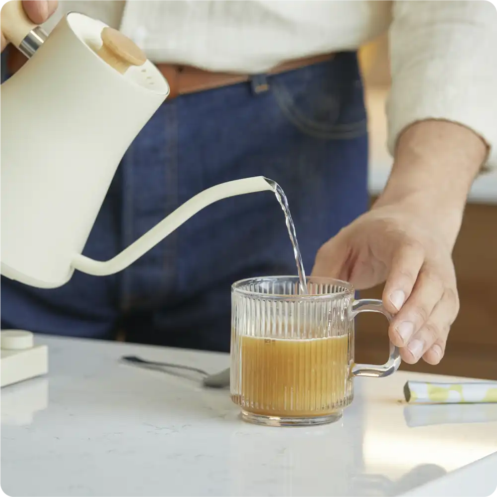 Persona preparando una taza de Unici-Té