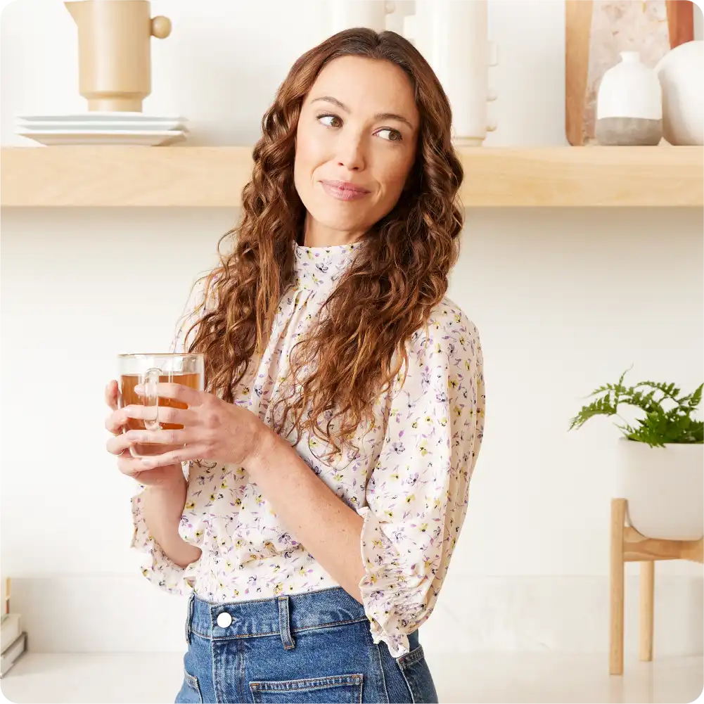 Mujer sosteniendo una taza de Unici-Té