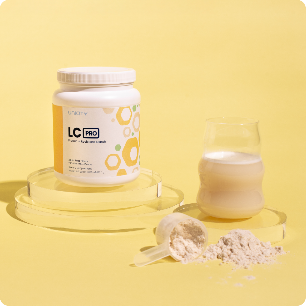 Vaso de LC PRO junto al envase y la cuchara medidora